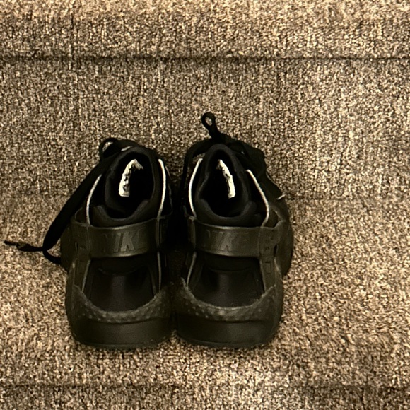Nike Huarache Shoes Black 6Y EUC - Picture 3 of 5